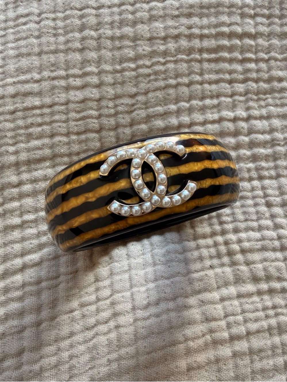 🖤Chanel CC Pearl Logo Resin Bangle Bracelet Black & Gold💛 - Picture 3 of 12